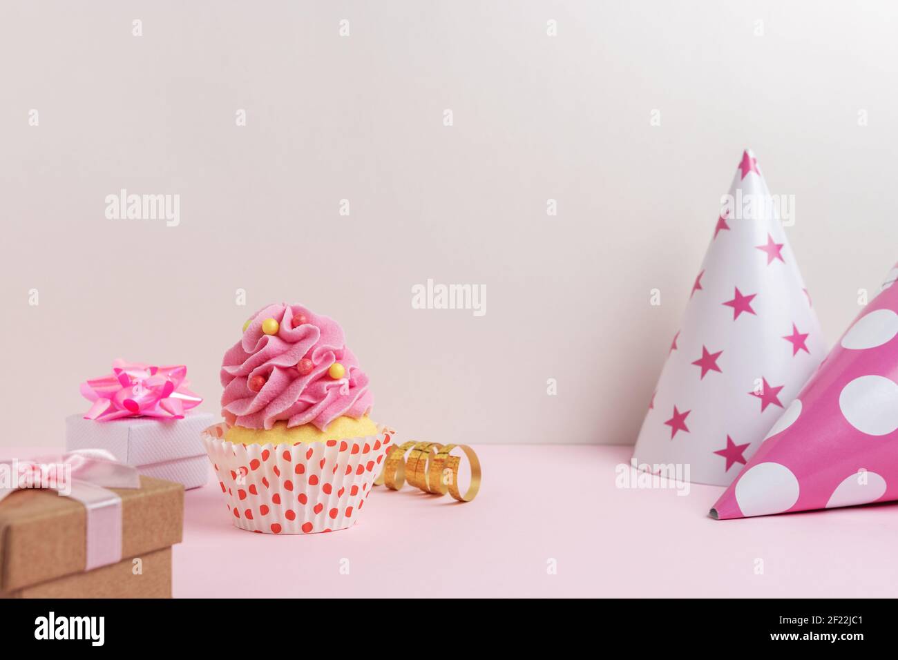 Sfondo colorato celebrazione con varie decorazioni festa e cupcake. Concetto minimo di festa. Foto Stock