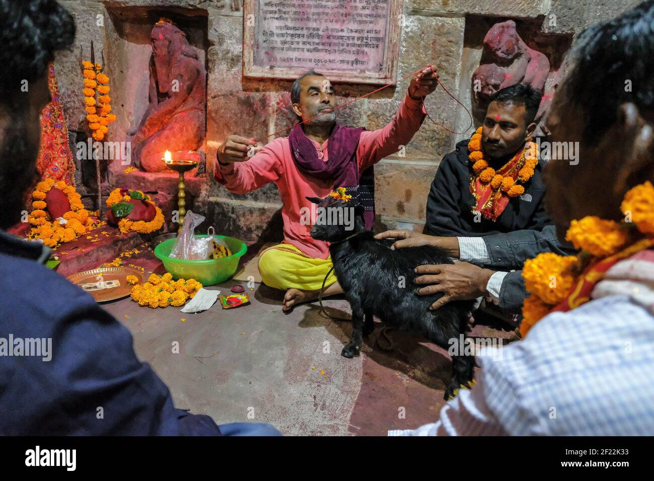 Guwahati, India - 2021 gennaio: Una famiglia che fa un'offerta al tempio di Kamakhya il 18 gennaio 2021 a Guwahati, Assam, India. Foto Stock