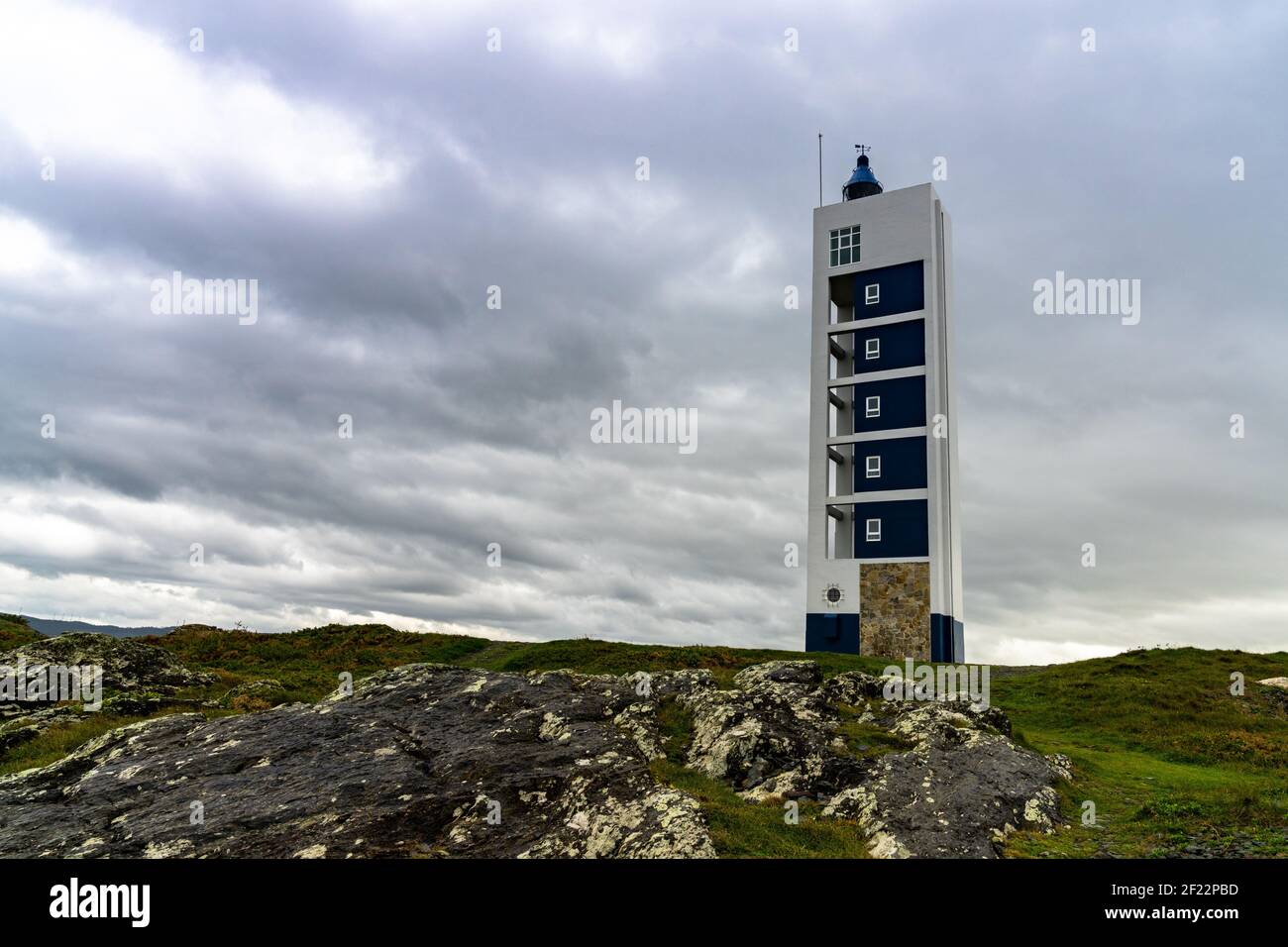 Il moderno faro di Punta Frouxeira sotto una nuvolosa nuvolosa grigia cielo Foto Stock