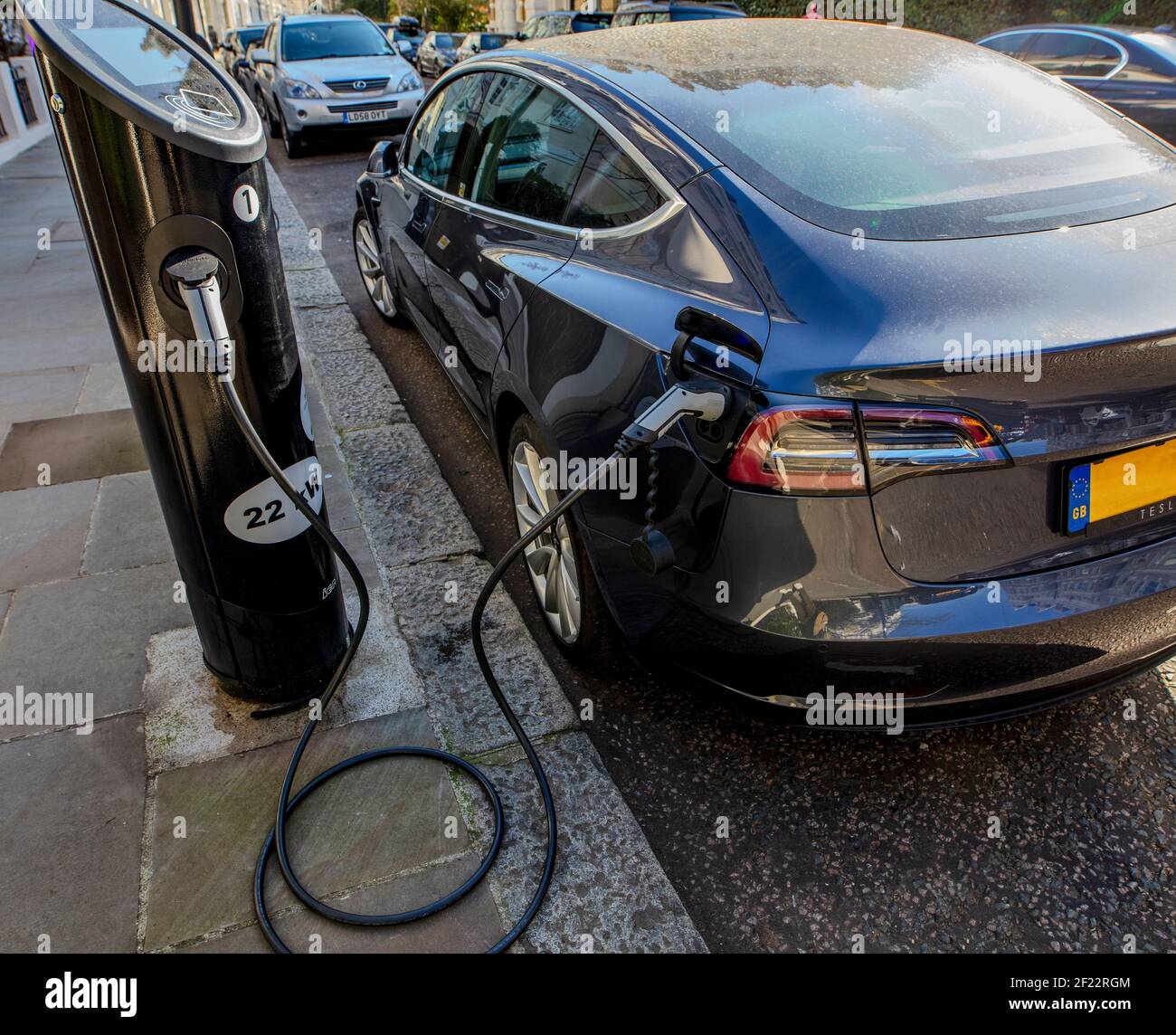 L'auto elettrica Tesla viene caricata presso un punto di ricarica a Kensington, Londra Foto Stock