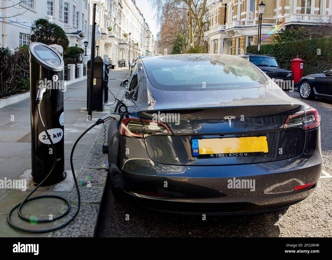 L'auto elettrica Tesla viene caricata presso un punto di ricarica a Kensington, Londra Foto Stock