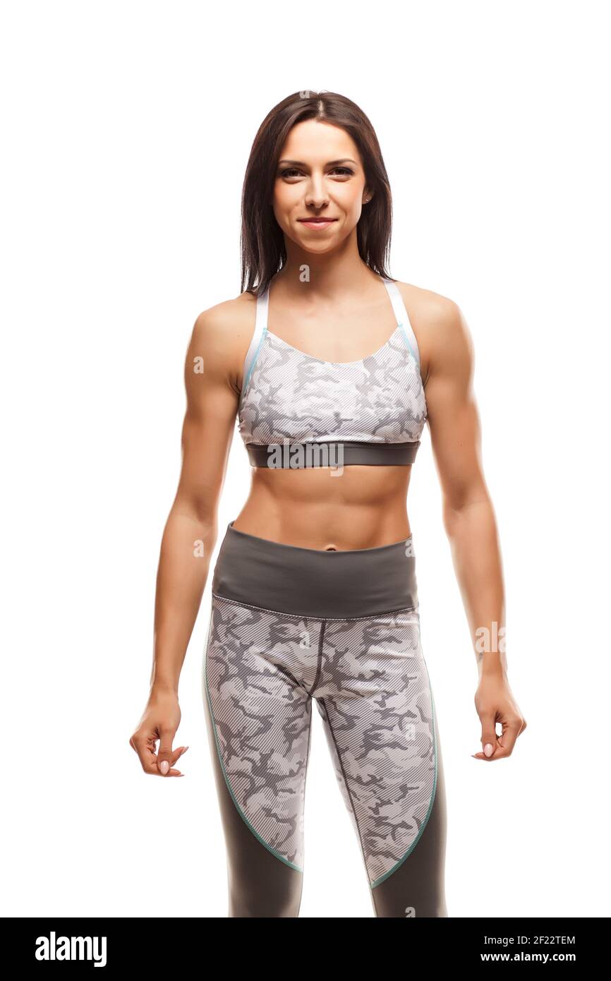 Giovane donna piuttosto muscolosa che posa su sfondo bianco Foto Stock