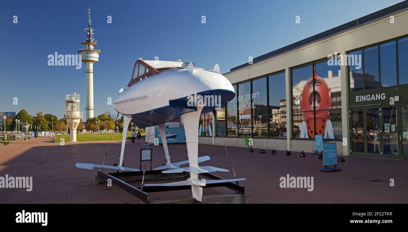 Aliscafo WSS 10 di fronte all'ingresso del Museo Marittimo Tedesco, Bremerhaven, Germania Foto Stock