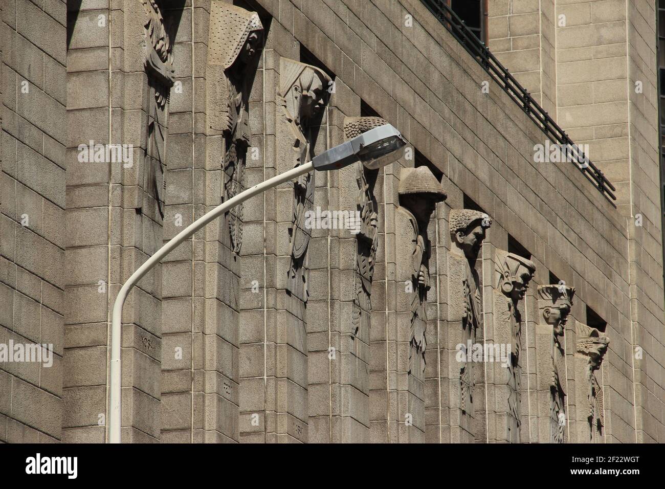 Figure tribali sul mutuo edificio a Città del Capo, Sud Africa Foto Stock