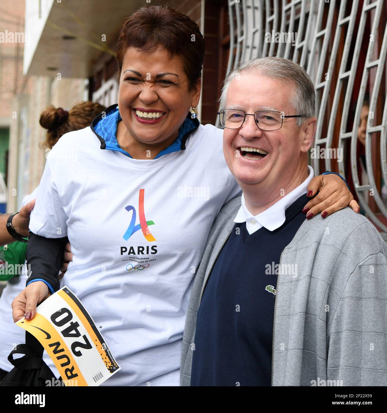 Il corridore riceve un bib con il nome di un famoso atleta di Bernard Lapasset durante la visita della delegazione francese Parigi 2024 candidata a Collique slum per il progetto ' Perù, frienship, solidarietà ', Lima, settembre 11, 2017, Foto Philippe Millereau / KMSP / PARIGI 2024 / DPPI Foto Stock