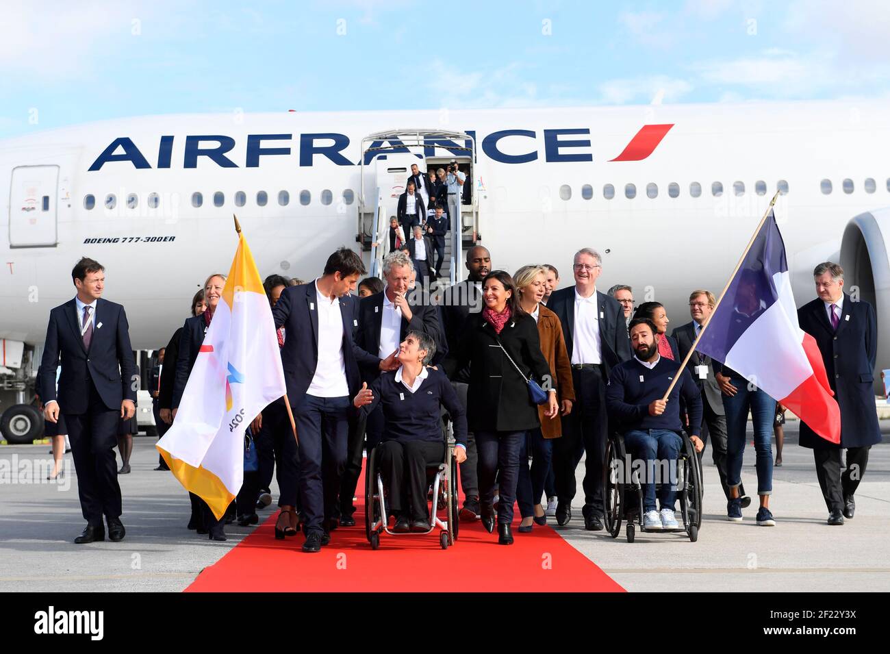 Co-Presidenti di Parigi 2024, Tony Estanguet e Bernard Lapasset, Direttore Generale Etienne Thobois, Sindaco di Parigi Anne Hidalgo, Presidente della Regione Ile de France Valerie Pecresse, Presidente della Federazione Francese di Handisport Emmanuelle Assmann, NOC Francia Presidente Denis Masseglia, Ministro dello Sport Laura Flessel, membro del CIO Guy Drut, atleti Teddy Riner, Marie-Jose Perec, Emmeline Ndongue, Sarah Ourahmoye, Fabien Gillot, Arnaud Assoumani, Fabrice Guyart, durante il ritorno della delegazione di Parigi 2024 all'aeroporto Charles de Gaulle , Parigi, 15 settembre 2017, Photo Julien Crsonier / KMSP / Foto Stock