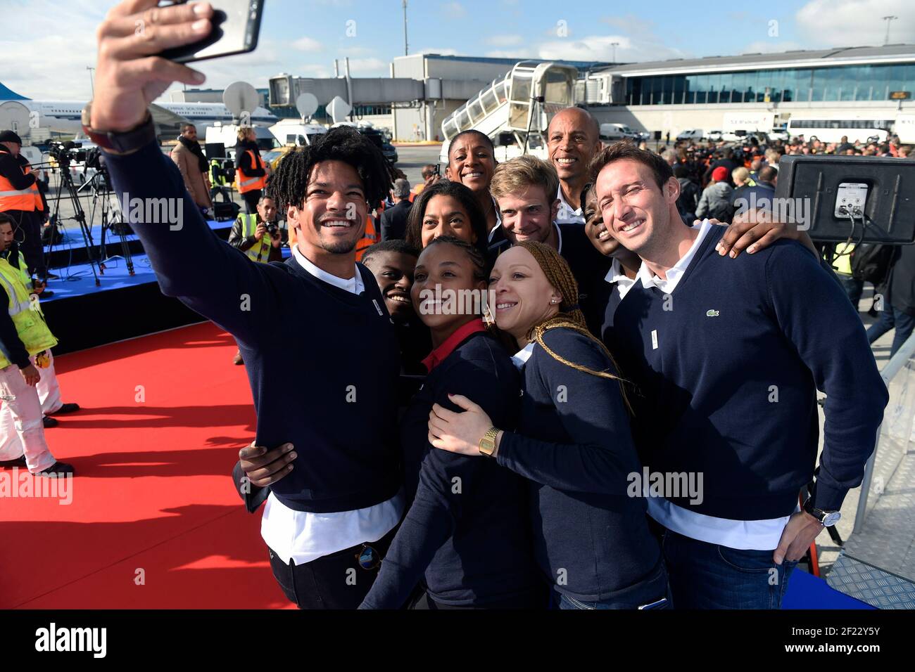 Atleti francesi Marie-Jose Perec, Emmeline Ndongue, Stephane Diagana, Gwladys Epangue, Fabien Gilot, Koumba Larroque, Yohann Miangue, Nantenin Keita, Arnaud Assoumani e Brice Guyart durante il ritorno della delegazione di Parigi 2024 all'aeroporto Charles de Gaulle , Parigi, 15 settembre 2017, Foto Jean-Marie Hervio / KMSP / PARIGI 2024 / DPPI Foto Stock