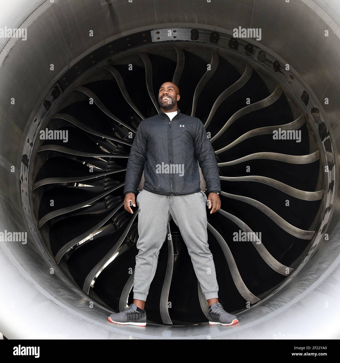 Teddy Riner si pone nel reattore dell'aeromobile durante il ritorno della delegazione di Parigi 2024 all'aeroporto Charles de Gaulle, Parigi, 15 settembre 2017, Foto Philippe Millereau/KMSP/DPPI Foto Stock