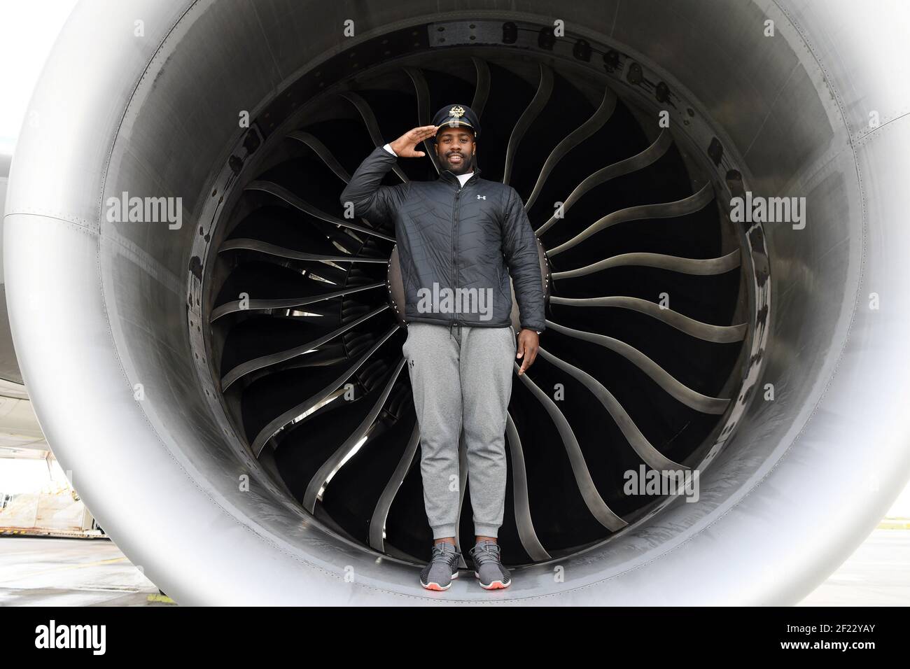 Teddy Riner si pone nel reattore dell'aeromobile durante il ritorno della delegazione di Parigi 2024 all'aeroporto Charles de Gaulle, Parigi, 15 settembre 2017, Foto Philippe Millereau/KMSP/DPPI Foto Stock