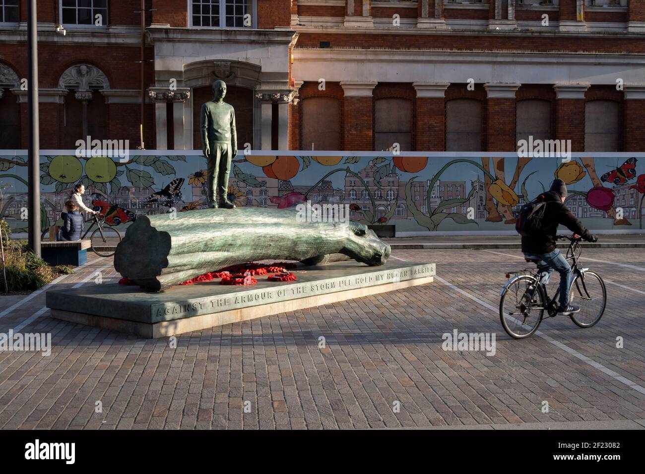 La scultura in bronzo di un ragazzo fa parte dell'opera di Kenny Hunter a Walworth Square presso l'Elephant and Castle il 9 marzo 2021, a Londra, Inghilterra. La sua iscrizione completa recita "contro l'armatura della tempesta io manterrò la mia barriera umana" – una linea tratta da un poema della seconda guerra mondiale di Hamish Henderson. L'impressionante opera d'arte in bronzo è stata installata nell'anno che segna il centenario dell'armistizio e la fine della prima guerra mondiale. La scultura è stata commissionata per commemorare tutte le vite che sono state colpite dalla guerra e dai conflitti in tutto il mondo, comprese le vite dei membri della a Foto Stock