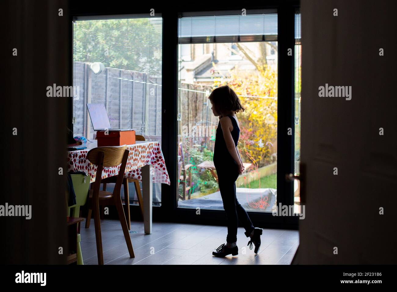Alice Young, di 6 anni, di Wimbledon prende parte alla sua lezione settimanale di danza Tap nella sua cucina. La sua classe è attualmente in streaming online invece che presso il centro locale della comunità, a causa dell'epidemia di Coronavirus. Il credito fotografico dovrebbe essere: Katie Collins/EMPICS/Alamy Foto Stock