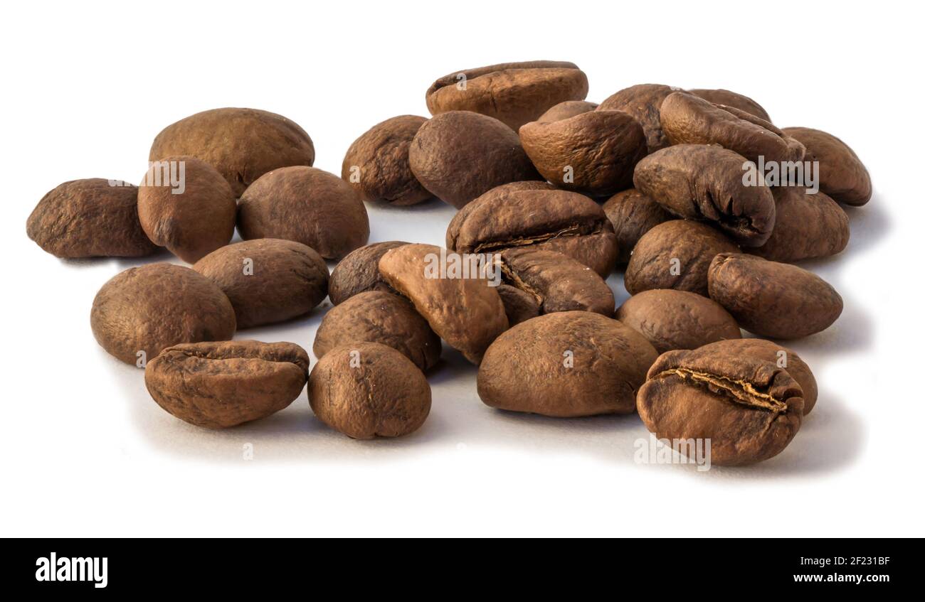 Caffè arrosto in grani isolati su sfondo bianco. Macro, primo piano. Geröstete Kaffeebohnen freigestellt vor weißem Hintergrund. Macro, Nahaufnahme. Foto Stock