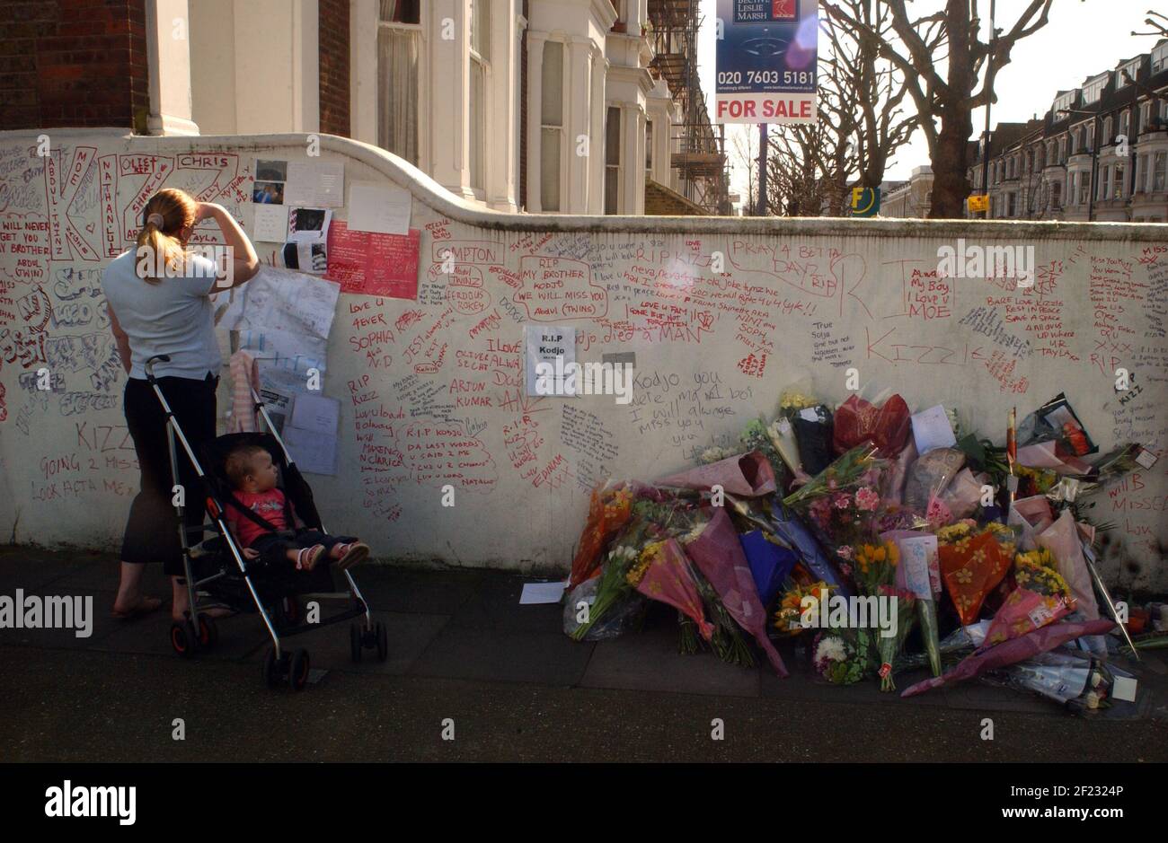 FIORI E MESSAGGI SU UN MURO VICINO A DOVE KODJO YENGA È STATO ASSASSINATO A HAMMERSMITH, LONDRA OVEST. 16 marzo 2007 TOM PILSTON Foto Stock