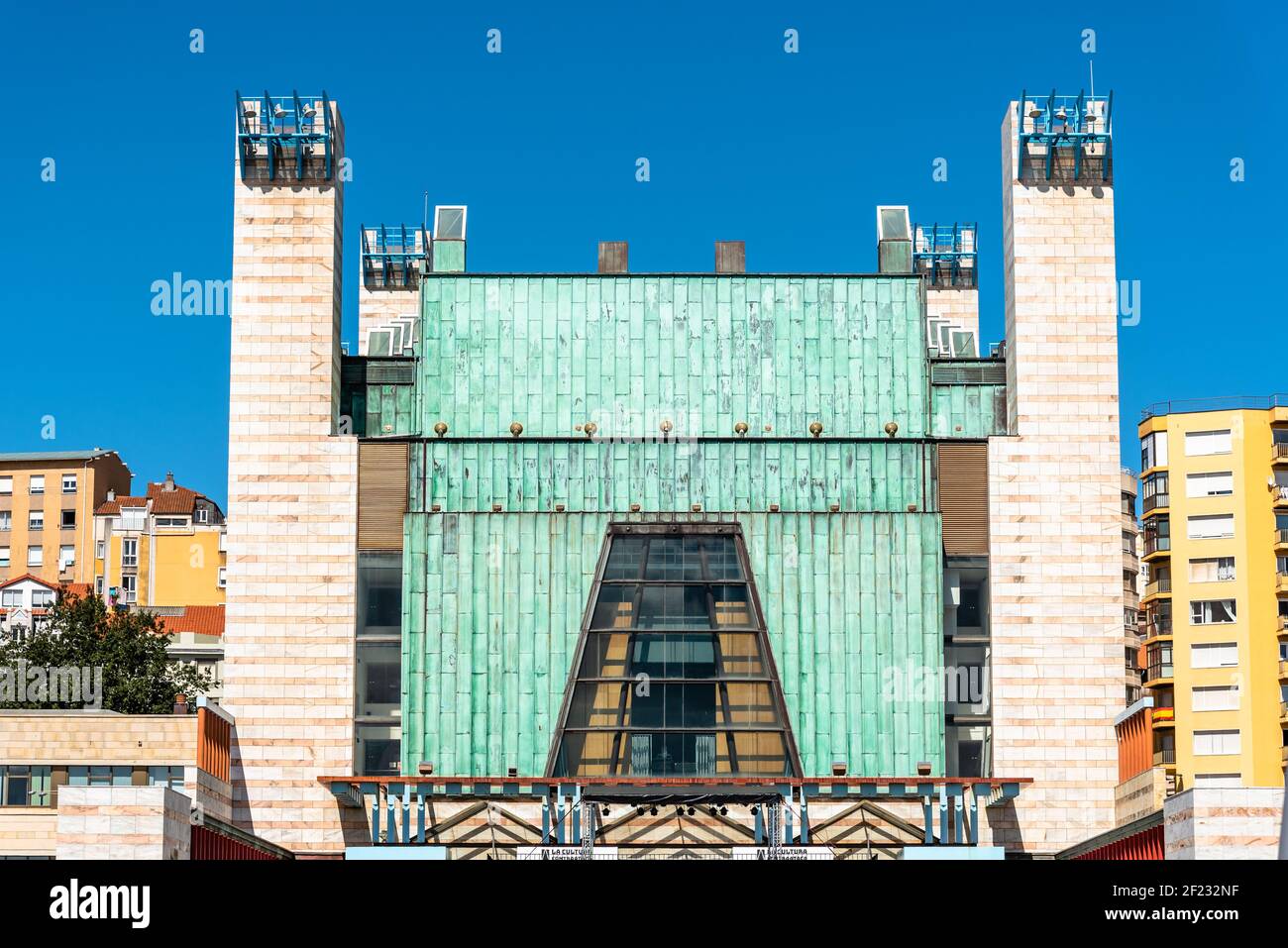 Santander, Spagna - 13 settembre 2020: Palacio de Festivales o Palazzo del Festival, un famoso teatro nella baia di Santander progettato dall'architetto Oiza Foto Stock