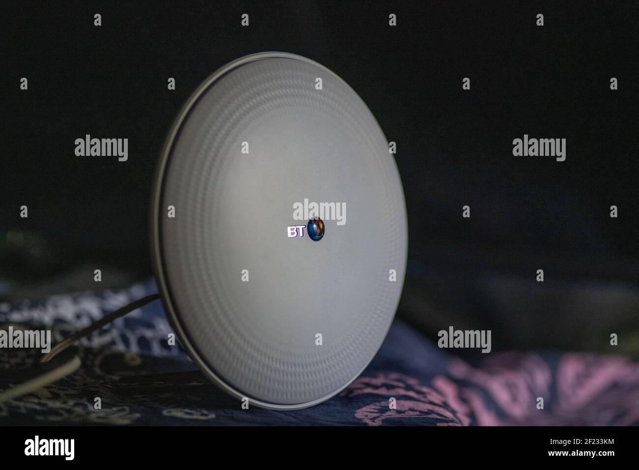 Tecnologia di rete WiFi wireless BT disco bianco per espansione di rete, telecomunicazioni di rete domestica intelligente Foto Stock