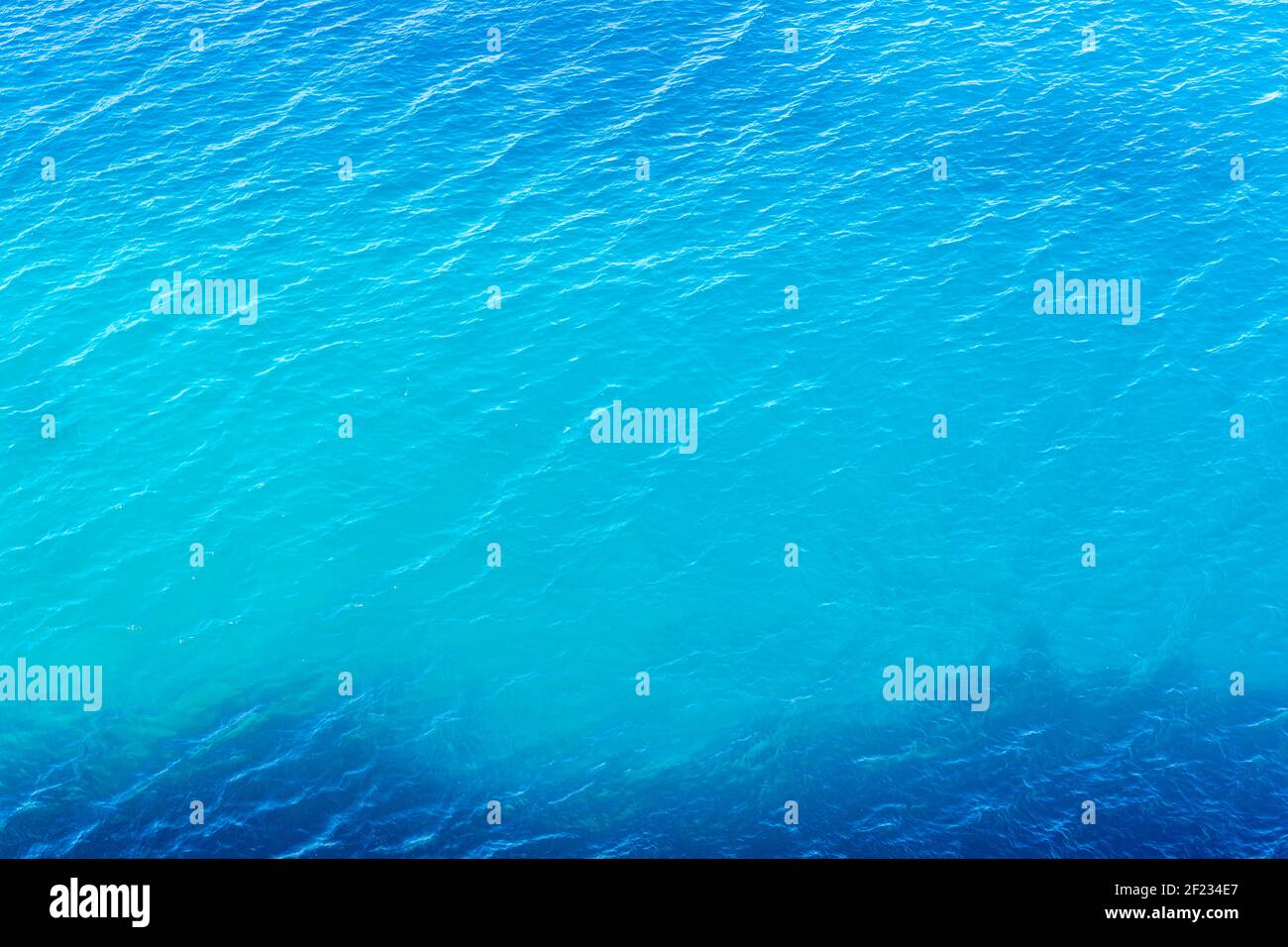 Ondulazione di acqua di mare blu. Fondo di acqua di mare testurizzato. Vista dall'alto. Foto Stock