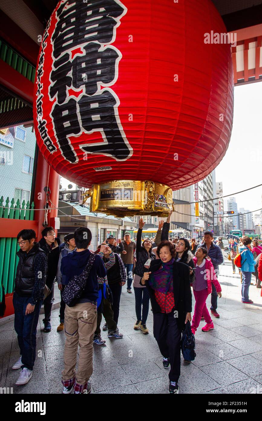 03-22-2015 . Tokyo . Vernal Equinox Day a Tokyo - gli abitanti delle vacanze toccano a mano questa sfera rossa Foto Stock
