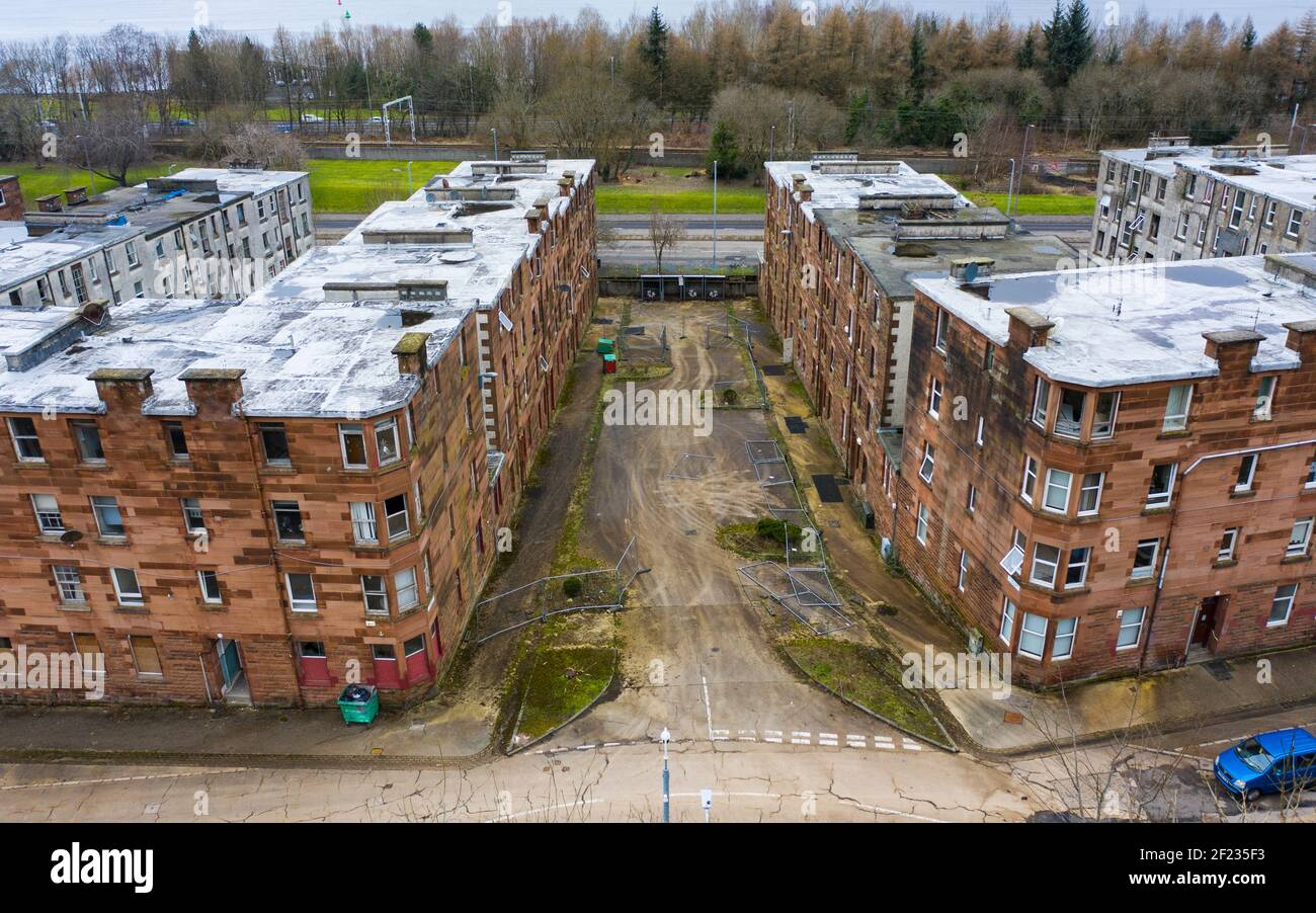 Vista della casa derelict a Clune Park a Port Glasgow, Inverclyde. L'alloggio in locazione deve essere demolito e risviluppato. Scozia, Regno Unito Foto Stock