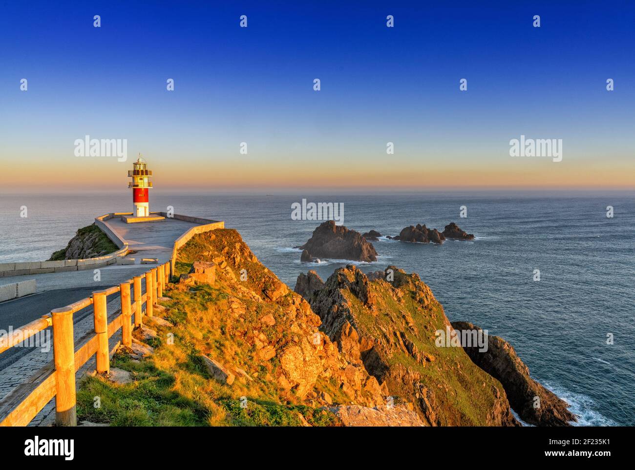 Il faro di Cabo Ortegal sulla costa della Galizia a. alba Foto Stock