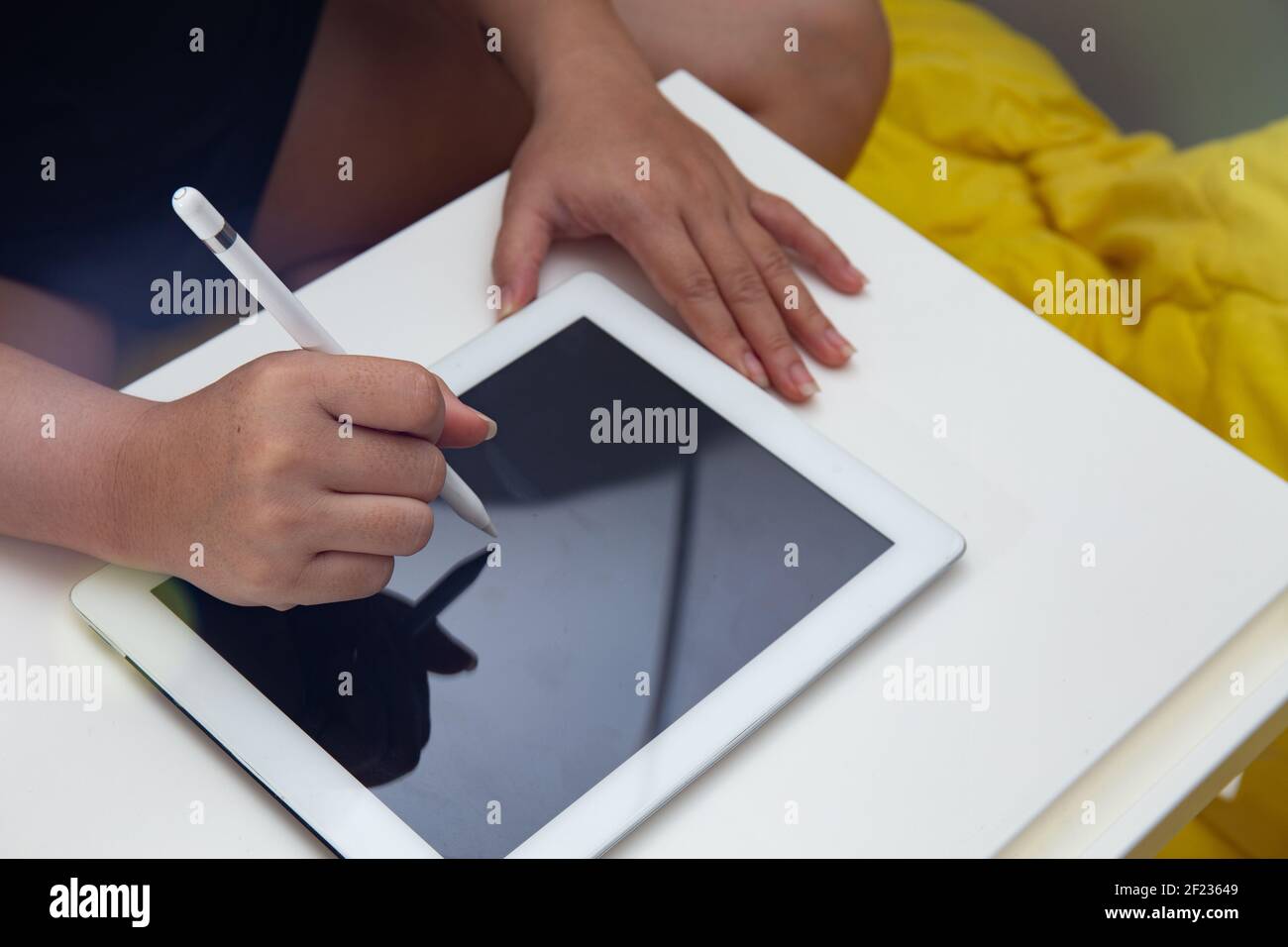 Una persona che usa una penna digitale per prendere appunti un tablet Foto  stock - Alamy