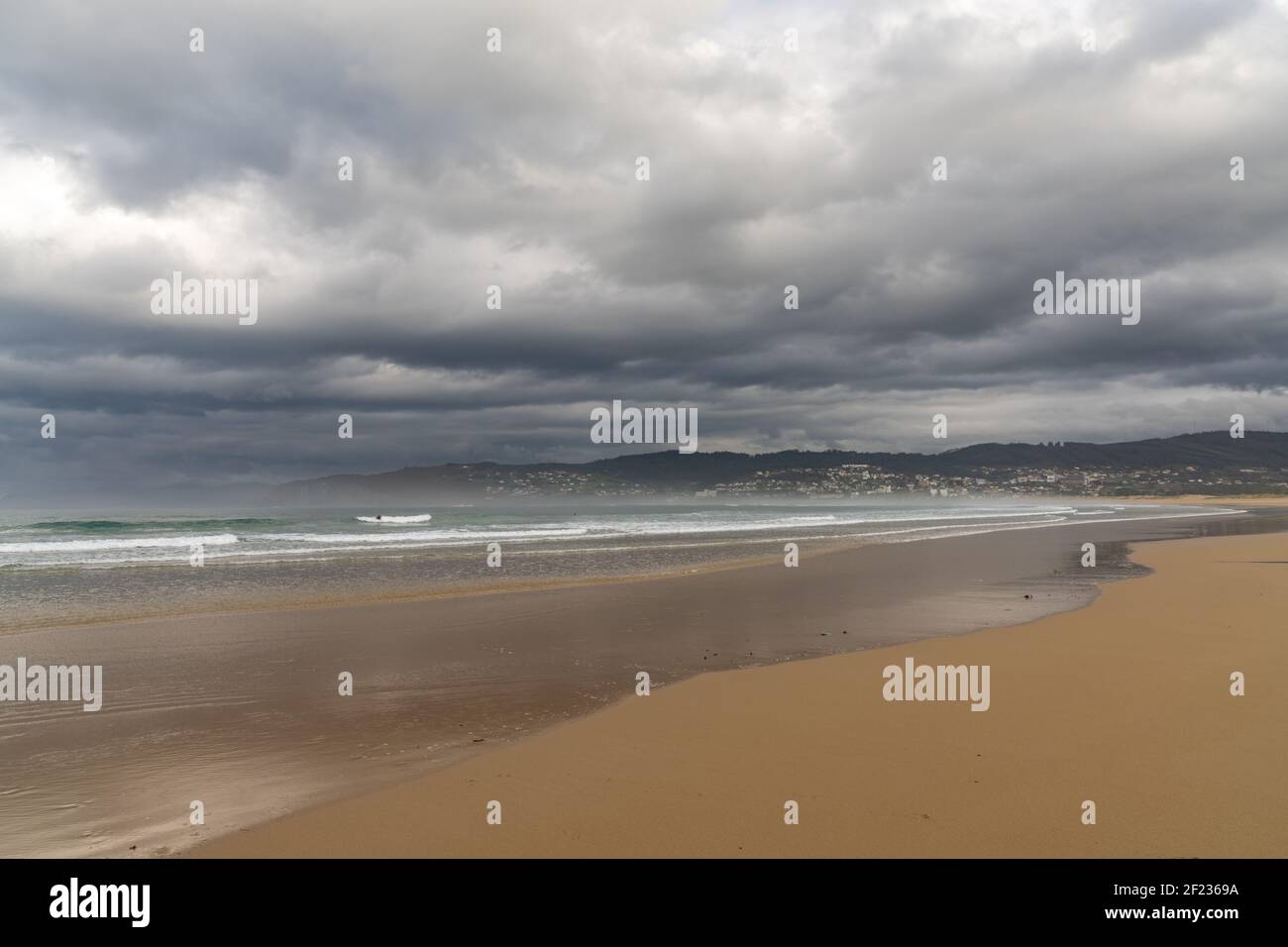 Vuota e grande bella spiaggia di sabbia dorata sotto un male meteo cielo Foto Stock
