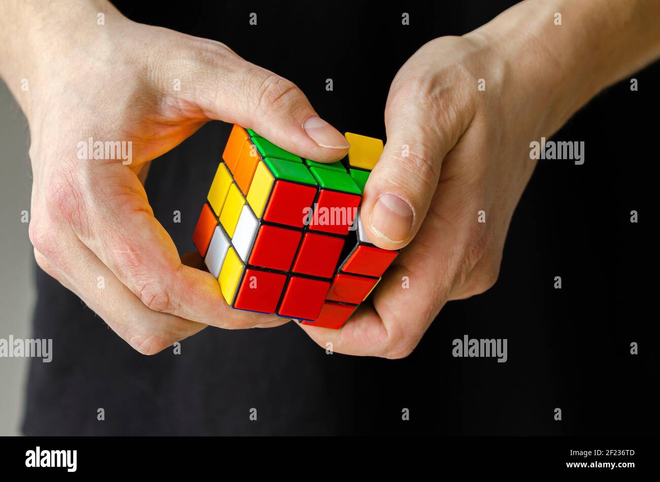 Il cubo di Rubik da vicino nelle mani di un uomo. Hobby Foto Stock