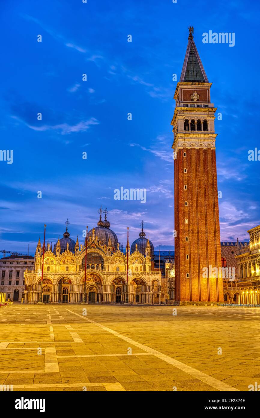 Piazza San Marco a Venezia con il campanile e. la cattedrale di notte Foto Stock