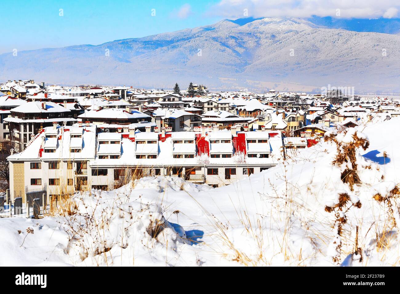 Case con tetto di neve panorama a Bansko, Bulgaria Foto Stock