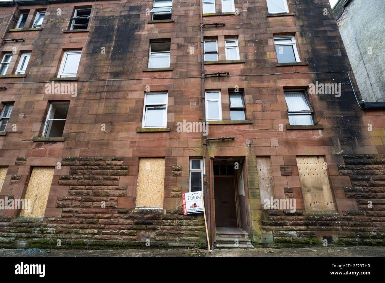 Vista della casa derelict a Clune Park a Port Glasgow, Inverclyde. L'alloggio in locazione deve essere demolito e risviluppato. Scozia, Regno Unito Foto Stock