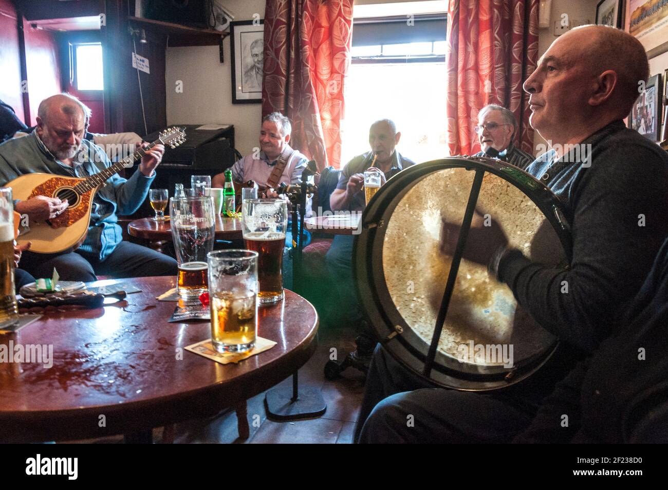 Musicisti irlandesi tradizionali che suonano una sessione in un bar ad Ardara, nella contea di Donegal, Irlanda Foto Stock