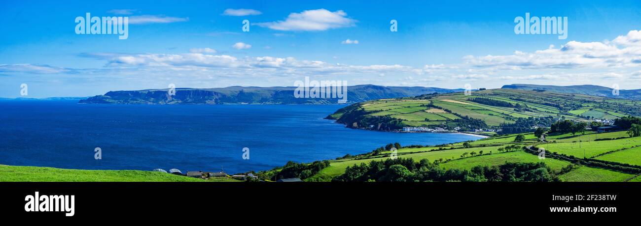 Ampio panorama della costa atlantica nella contea di Antrim, Irlanda del Nord, Regno Unito, con baie, penisole, scogliere e villaggi Foto Stock