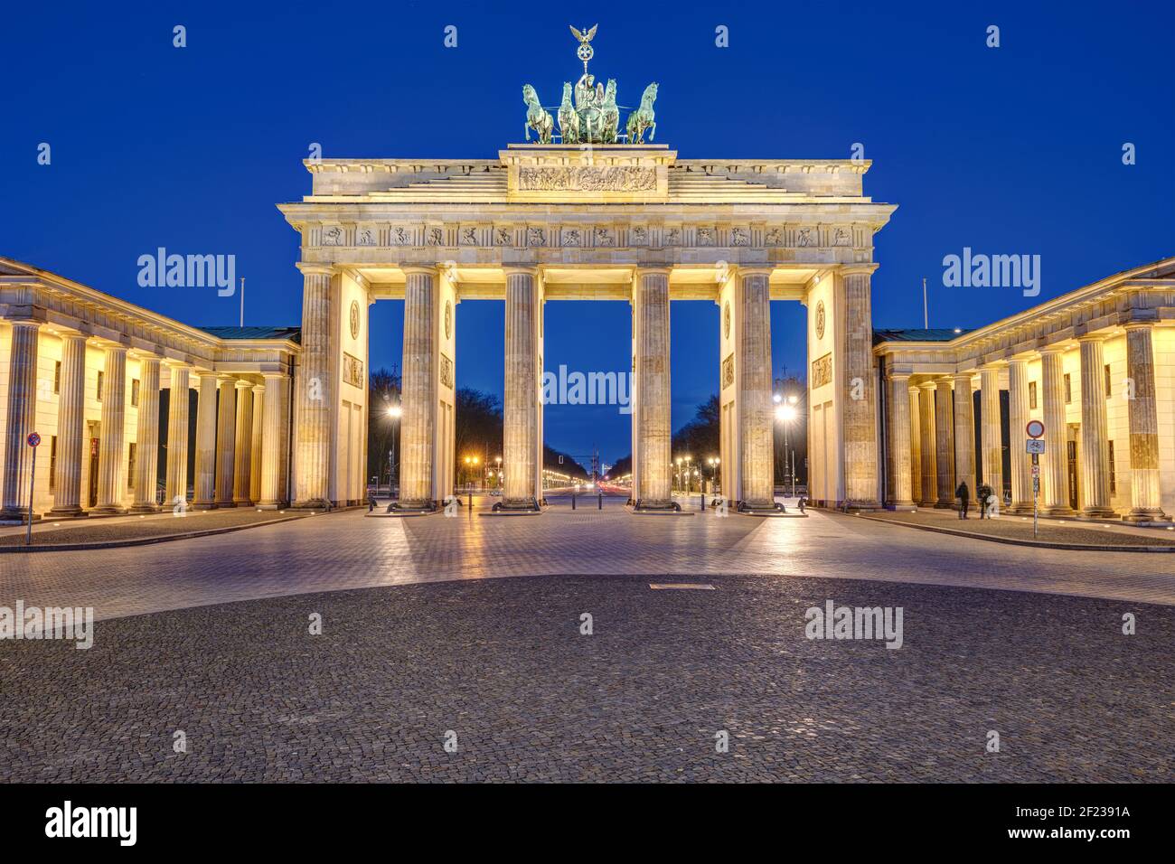 La famosa porta di Brandeburgo illuminata a Berlino all'alba senza persone Foto Stock