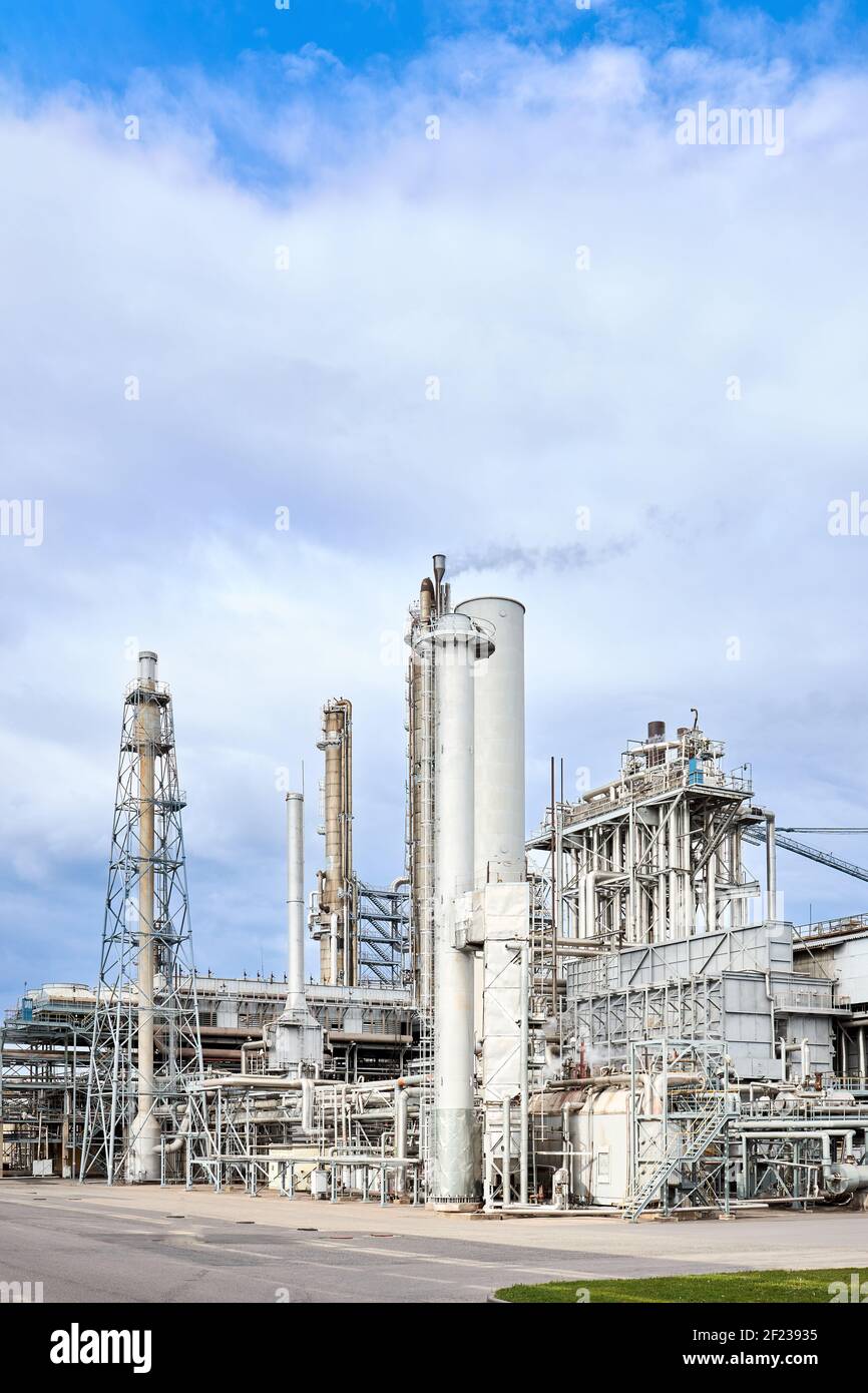 Officina di produzione di ammoniaca di grande capacità. Esterno di un moderno impianto petrolchimico con reattori e convertitori sotto il cielo pesante con copyspace Foto Stock