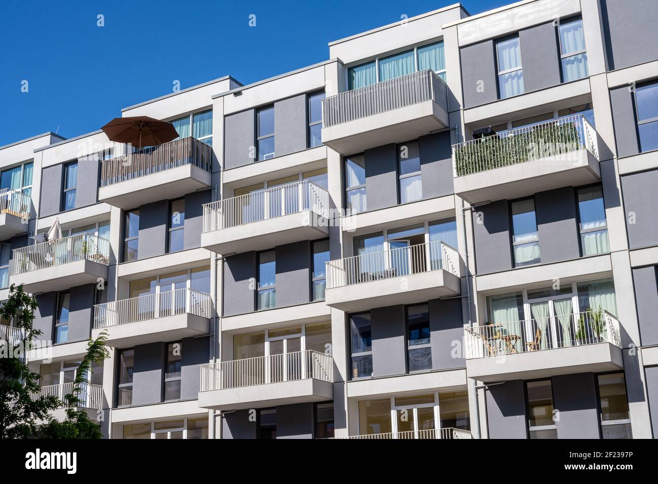 Casa di appartamenti moderna di recente costruzione vista a Berlino, Germania Foto Stock