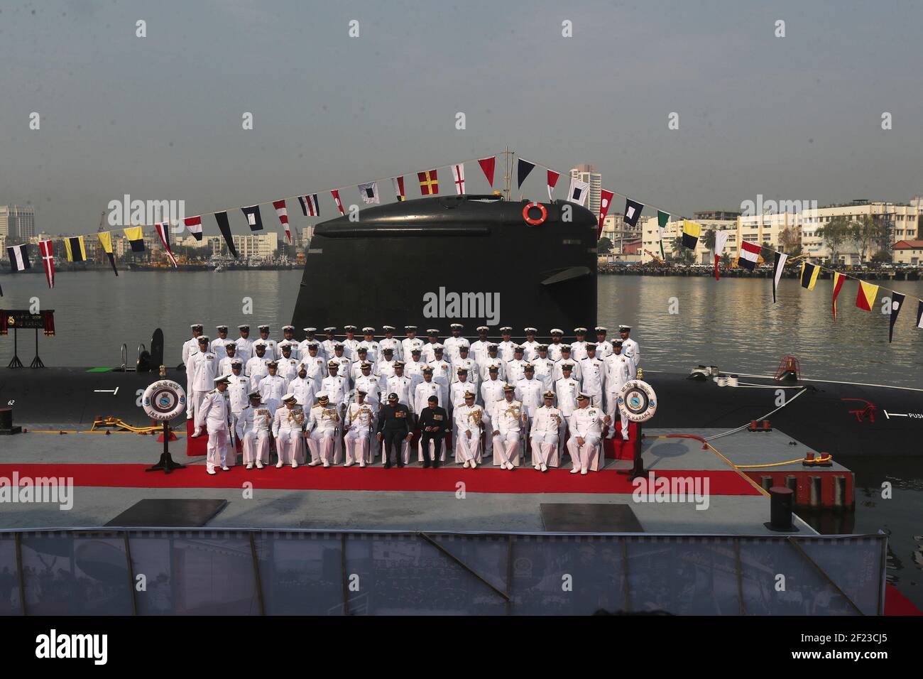 Mumbai. 10 marzo 2021. Foto scattata il 10 marzo 2021 mostra la cerimonia della commissione dell'INS Karanj, il terzo sottomarino elettrico diesel della classe Scorpene dell'India, a Mumbai, India. L'INS Karanj è stato commissionato nella Marina indiana Mercoledì, confermato un ufficiale a Nuova Delhi. Questo è il terzo sottomarino di classe Scorpene che la Marina indiana ha ricevuto. Credit: Xinhua/Alamy Live News Foto Stock