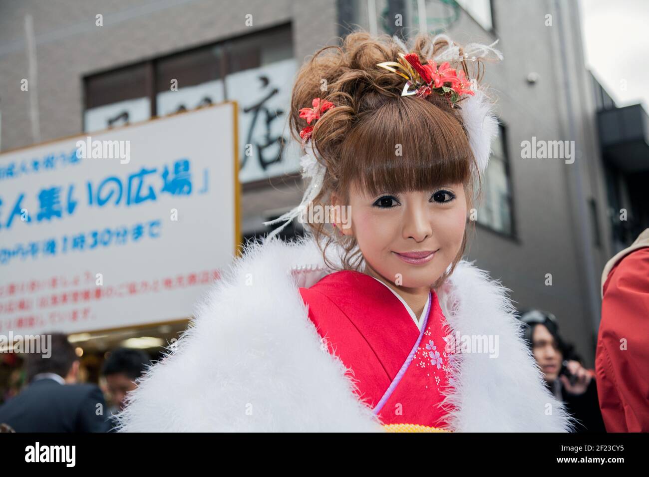 Bella donna giapponese vestito in kimono in arrivo del giorno di età (Seijin no hi) per celebrare il 20 e diventare adulti, Asakusa, Tokyo, Giappone Foto Stock