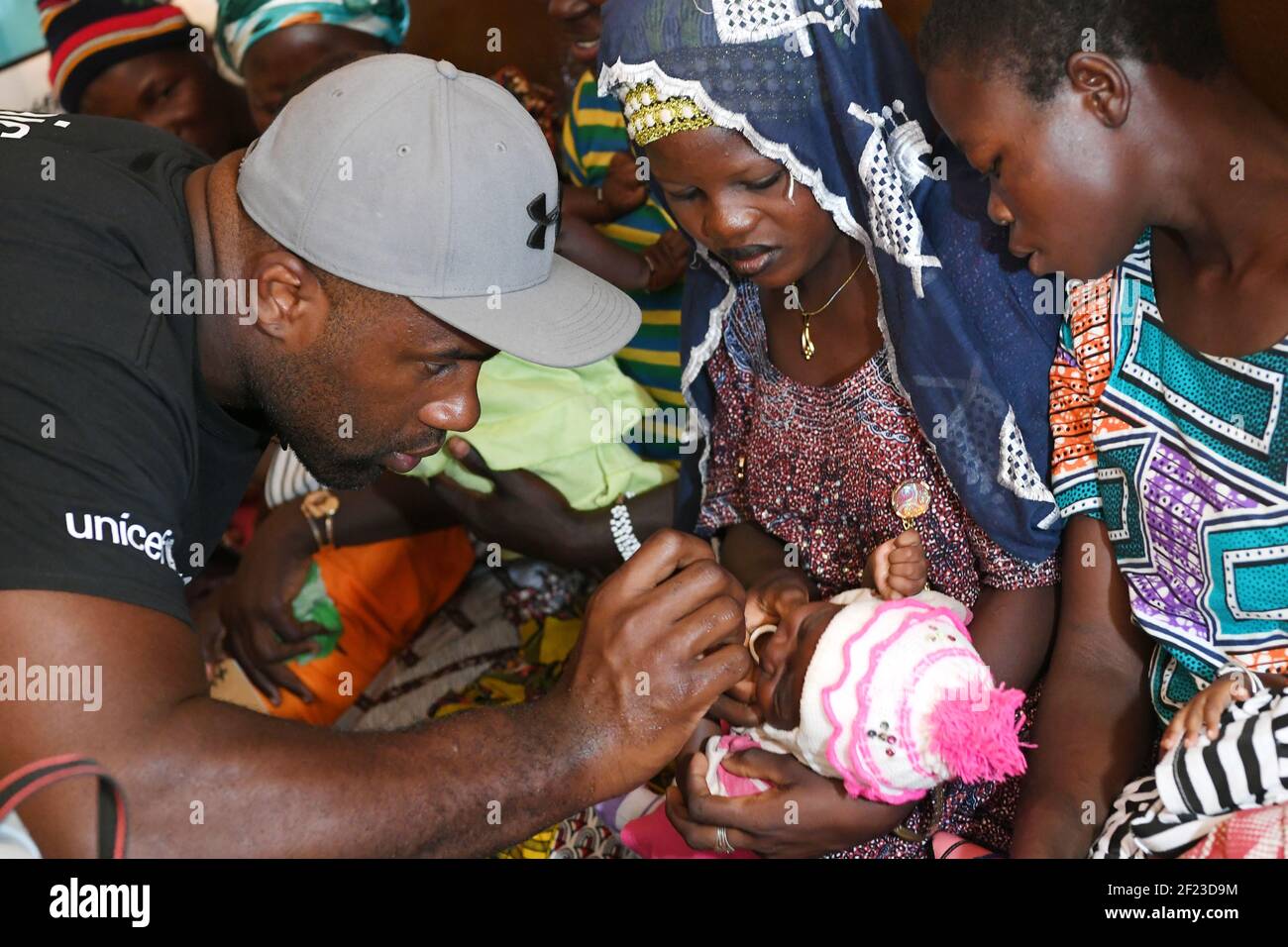 Teddy Riner vaccina i bambini nell'unità di cura periferica dell'Atalote durante la missione dell'Unicef (Fondo internazionale di emergenza per l'infanzia delle Nazioni Unite) in Togo, 7 dicembre 2017, Atalote, Togo, Foto Philippe Millereau / KMSP / DPPI Foto Stock