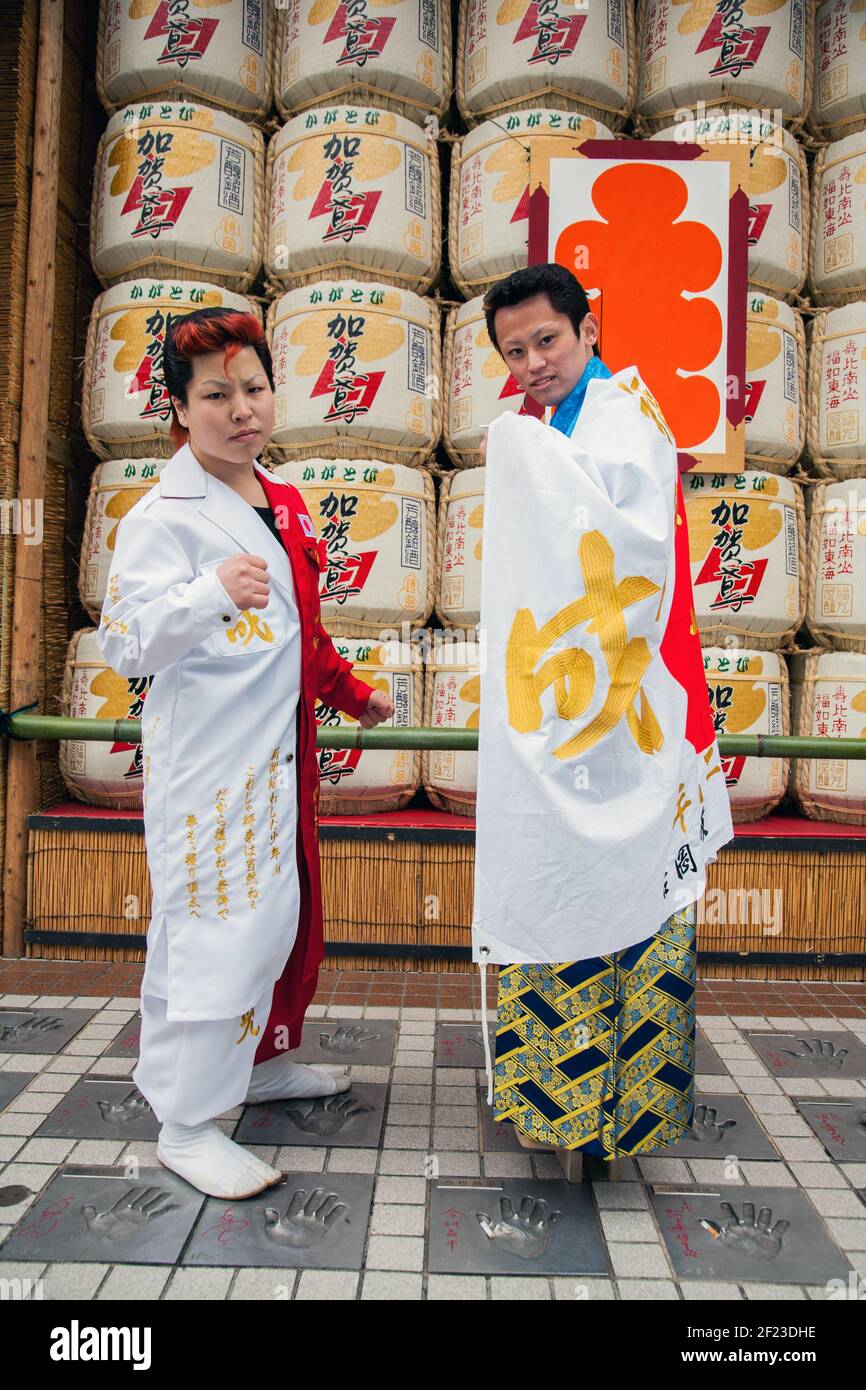 Due maschi giapponesi si vestirono il giorno dell'Età (Seijin no hi) per celebrare i 20 anni e diventare adulti, Asakusa, Tokyo, Giappone Foto Stock