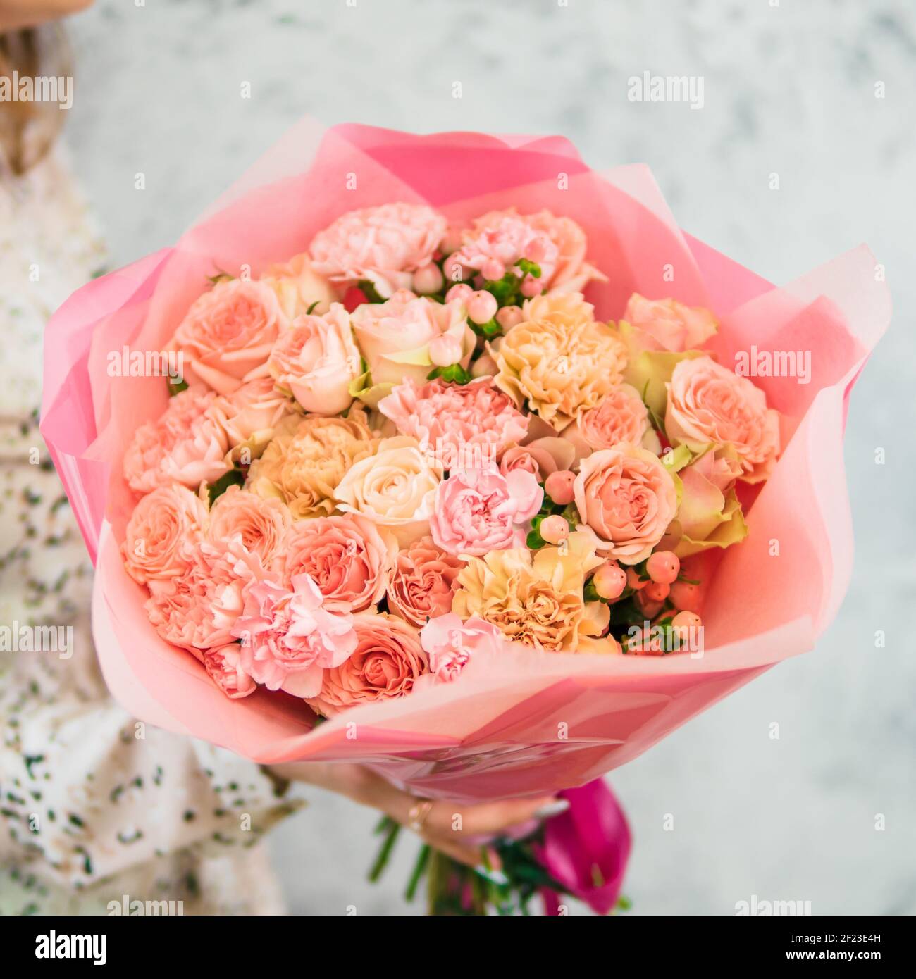 Bouquet rosa in mano della donna Foto Stock