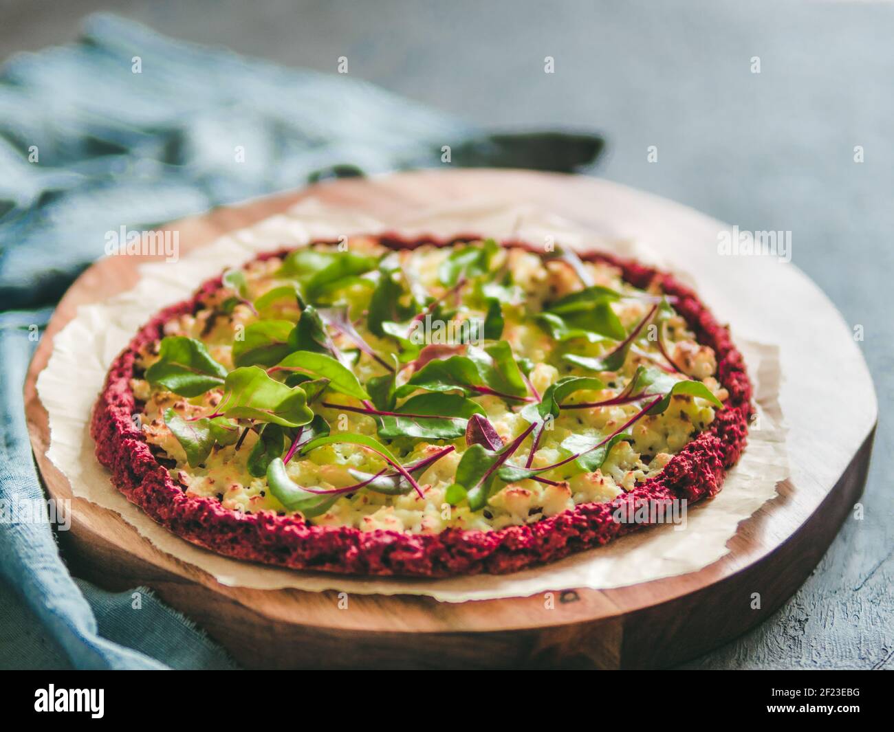 Crosta di pizza di barbabietola con foglie di mangold fresche Foto Stock