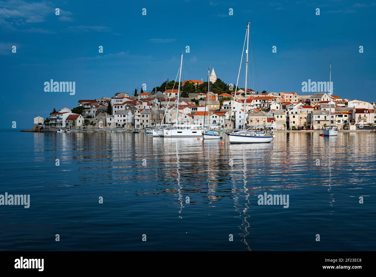 Barche a vela ormeggiate nella città di Primosten, Croazia. Stile di vita a vela Foto Stock