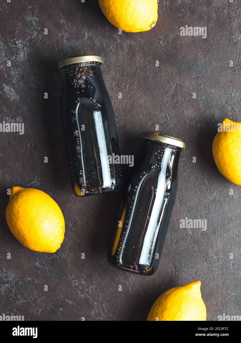 Detox carbone attivo nero chia Acqua di limone Foto Stock