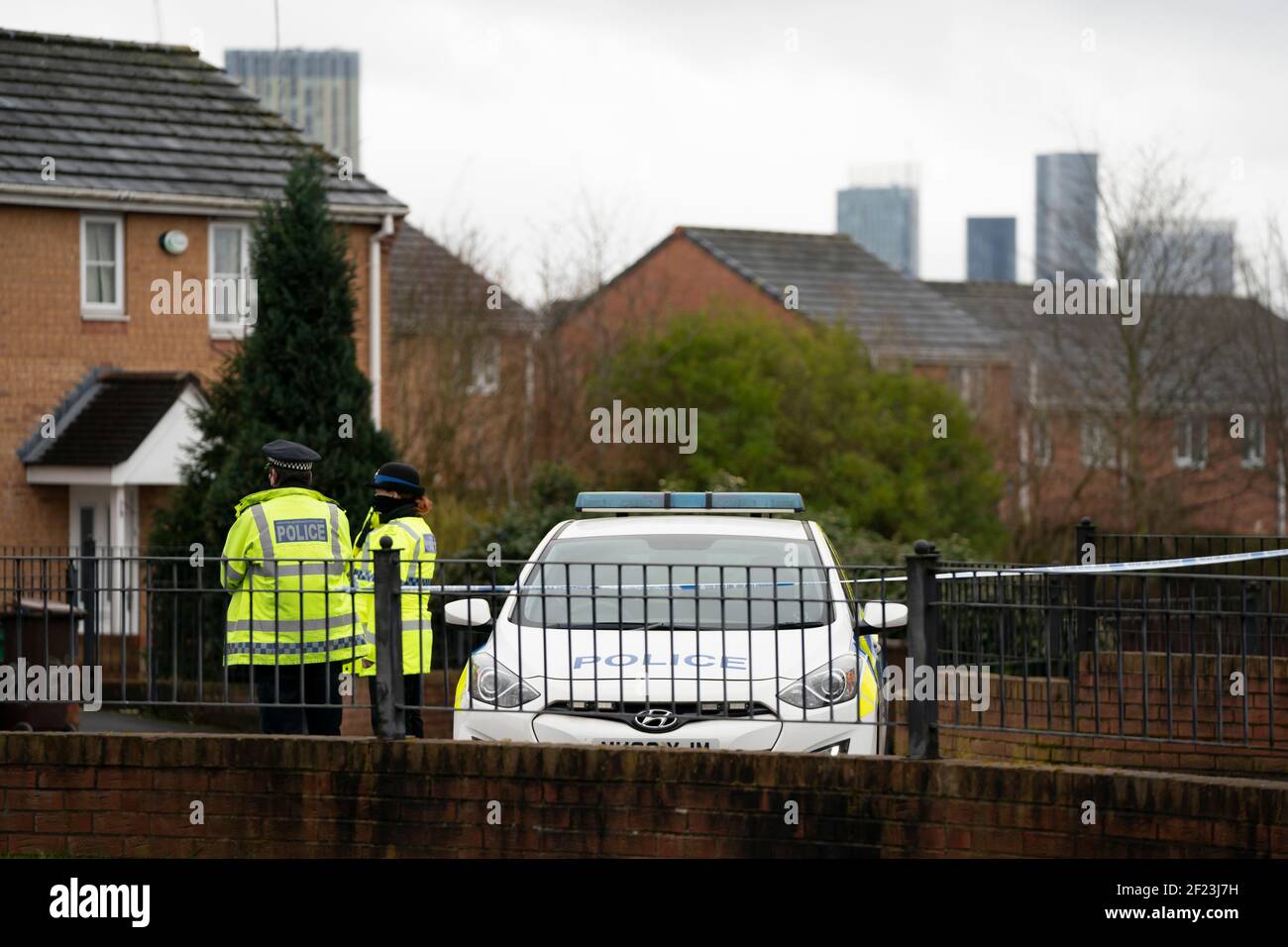 Manchester, Regno Unito. 10 marzo 2021. Una presenza di polizia è vista dopo che una donna è stata sparata nella zona nord di Manchester di Cheetham Hill, Manchester, Regno Unito. Credit: Jon Super/Alamy Live News. Foto Stock