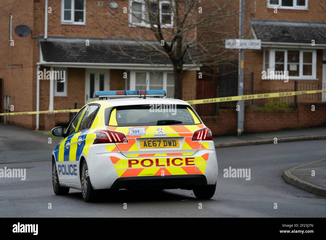 Manchester, Regno Unito. 10 marzo 2021. Una presenza di polizia è vista dopo che una donna è stata sparata nella zona nord di Manchester di Cheetham Hill, Manchester, Regno Unito. Credit: Jon Super/Alamy Live News. Foto Stock