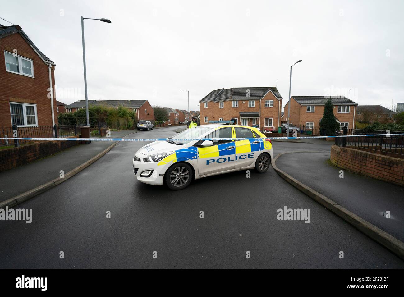 Manchester, Regno Unito. 10 marzo 2021. Una presenza di polizia è vista dopo che una donna è stata sparata nella zona nord di Manchester di Cheetham Hill, Manchester, Regno Unito. Credit: Jon Super/Alamy Live News. Foto Stock