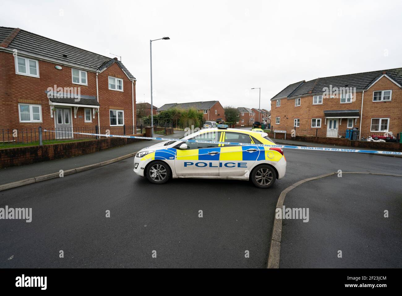 Manchester, Regno Unito. 10 marzo 2021. Una presenza di polizia è vista dopo che una donna è stata sparata nella zona nord di Manchester di Cheetham Hill, Manchester, Regno Unito. Credit: Jon Super/Alamy Live News. Foto Stock