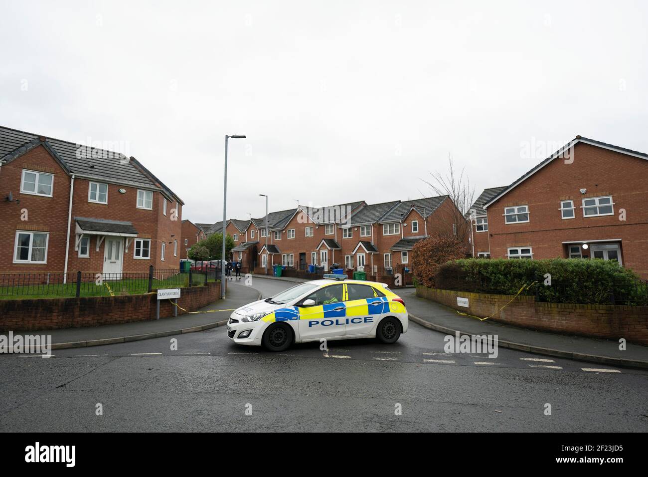 Manchester, Regno Unito. 10 marzo 2021. Una presenza di polizia è vista dopo che una donna è stata sparata nella zona nord di Manchester di Cheetham Hill, Manchester, Regno Unito. Credit: Jon Super/Alamy Live News. Foto Stock