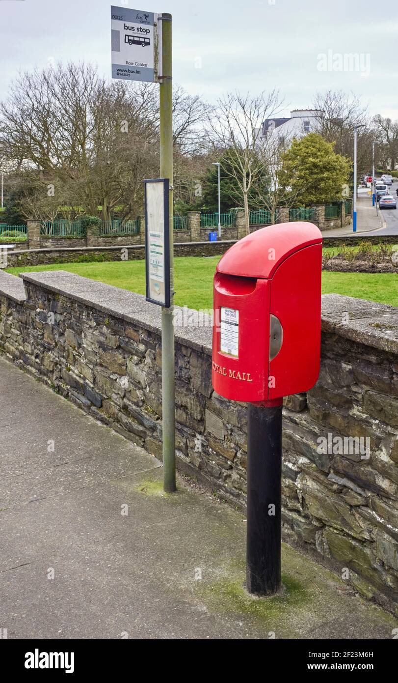 Piedistallo dell'Isola di Man Post Bantam Postbox presso Rose Gardens, Broadway, Douglas, Isle of Man. Questo stile è unico per l'Isola di Man Foto Stock