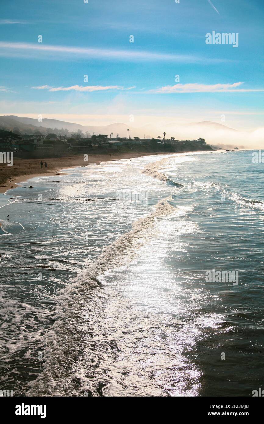 Il lungomare lungo l'affascinante città costiera Foto Stock