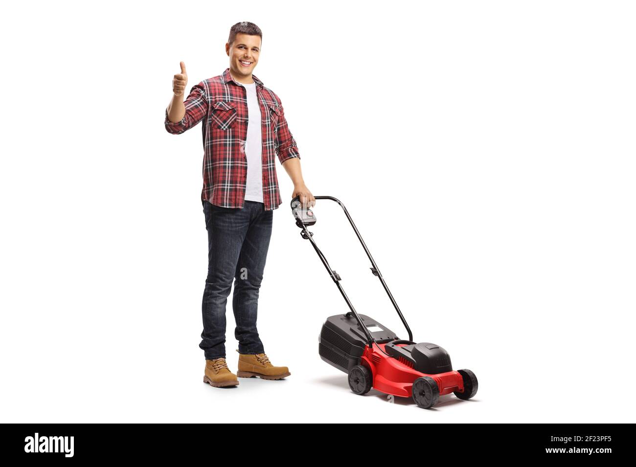 Ritratto a lunghezza intera di un giovane con un tosaerba macchina che mostra i pollici isolati su sfondo bianco Foto Stock